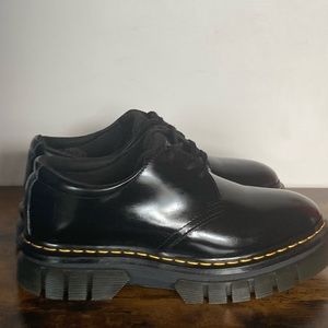 Dr.Martens: RIKARD POLISHED SMOOTH LEATHER PLATFORM SHOES.